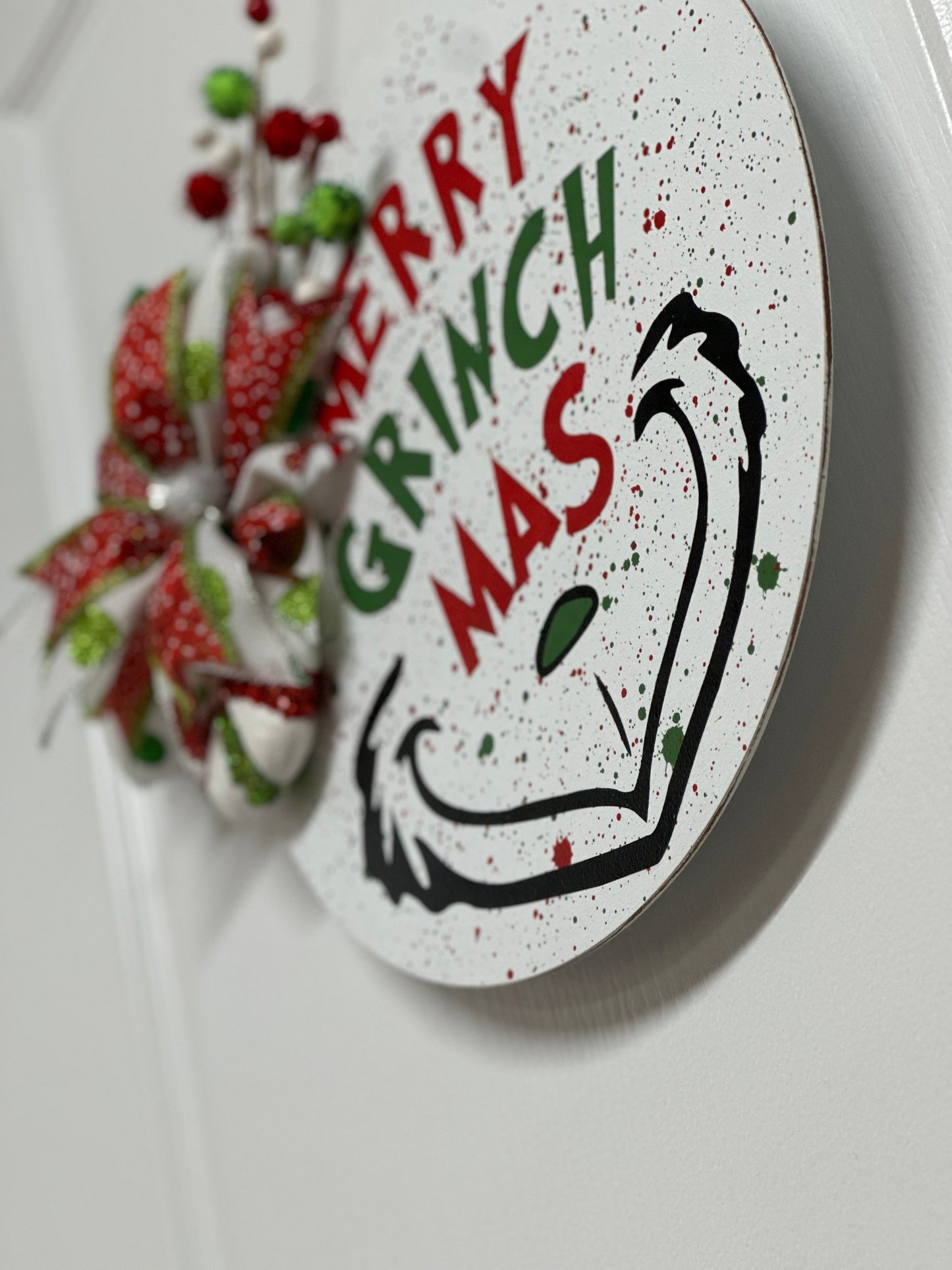 Merry Grinch Mas Wood Round Hanger